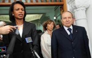 Algerian President Abdelaziz Bouteflika (R) listens to US Secretary