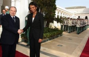 US Secretary of State Condoleezza Rice (R) shakes hands