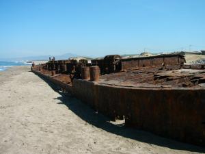 Épave d'un d'un ancien bateau échoué sur une plage de Jijel