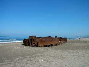 Un vieux bateau échoué sur une plage de Jijel