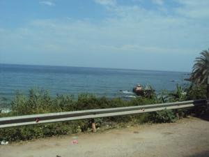 Un Bateau Échoué sur la Plage des Grottes (Wilaya de Jijel)