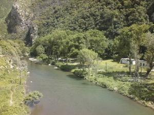 Une rivière parcourant la forêt de Jijel
