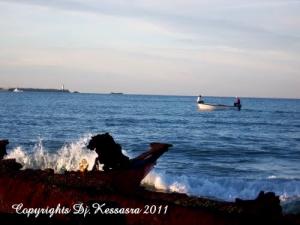 Epaves d'un bateau...et petite embarcation en mer (Côte de jijel)