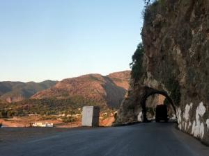 Un tunnel creusé à même le roc aux alentours de Jijel