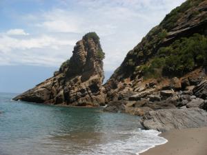 Gigantesque rocher de la plage Remila
