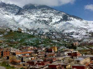 Un petit village sous les montagnes enneigées de Jijel