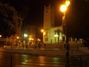 صورة ليلية من وسط مدينة مستغانم