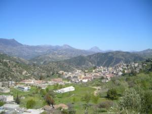 قرية المروج في فصل الربيع