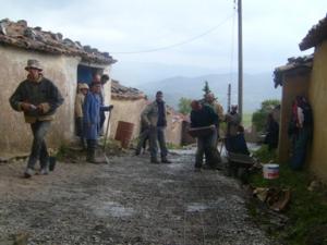 عمل تطوعي لأشغال ذات منفعة عامة بقرية 