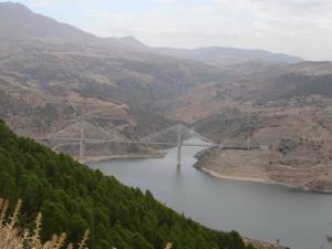 Pont suspendu traversant le Barrage de Beni Haroun