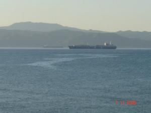 Vue sur un pétrolier depuis la côte de Skikda
