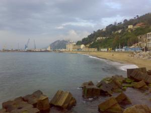 Une plage près du port de Skikda