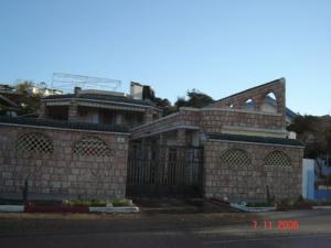 Une construction en pierre près de la plage de Skikda