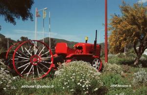 صورة لجرار قديم تم التقاطها على الطريق المؤدي إلى بلدية سيدي عكاشة