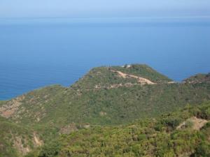 Les montagnes verdoyantes de la côte de Damous