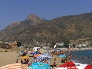Une Plage de Skikda en été