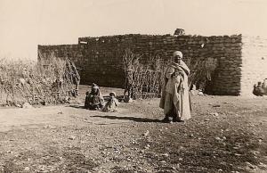 سكان من قرية  بن سرور  في العهد الإستعماري