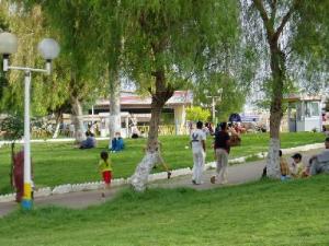 Une allée du Parc d'Attraction de Sidi Bel Abess