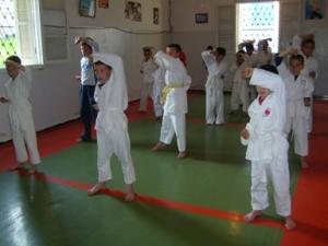 تلاميذ مدرسة الكاراتيه ببلدية المروج (12)