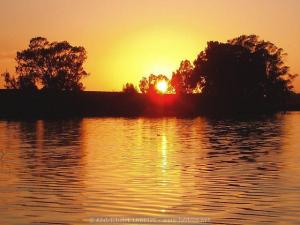 غروب الشمس على بحيرة  هراوة  بولاية بومرداس