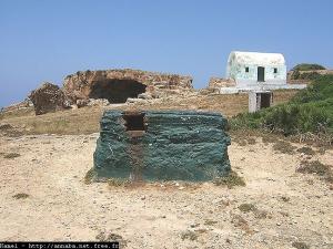 صخرة قبر بن طيب ببلدية 