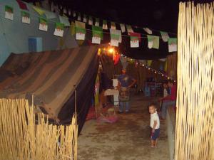 مدخل خيمة من الطراز الصحراوي ببلدية  لمروج  (1)