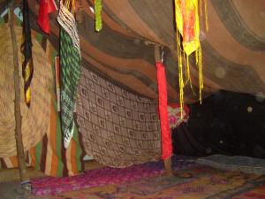 منظر داخلي لخيمة من الطراز الصحراوي ببلدية  لمروج