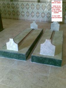 قبرين بجوار ضريح 