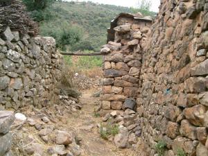 منازل قديمة بقرية  فرنان  (بلدية أوزلاڨن)