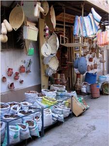 محل بقال بوسط المدينة