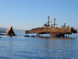 حطام سفينة قديمة بساحل  كريستل