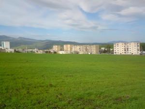 Vue sur la ville de Khezara depuis les prairies environantes