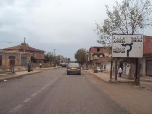 Panneau directionnel à la sortie de la Commune de El Fedjoudj