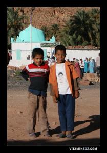 أطفال من بلدية عسلة قرب ضريح  سيد الحاج  بو داود