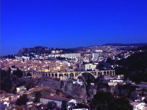 Algérie, la ville de Constantine avec le Pont Sidi Rached vue de nuit