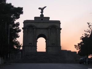 Monument aux Morts (Arche Romaine)