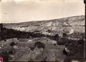 صورة قديمة لسد  غريب  في مرحلة الإنجاز (1)