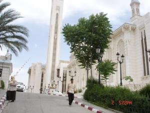En Longeant la Mosquée de l'Emir Abdel Kader à Constantine