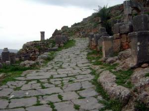 Tiddis-Voie frayée et dallée.