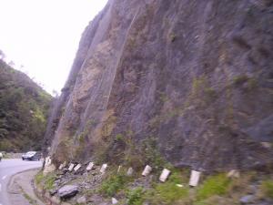 Protection contre les éboulements rocheux sur une route dans la périphérie de Médéa