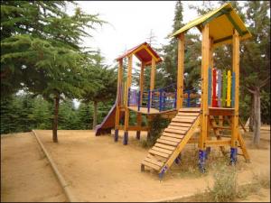 Espace de Jeux pour enfants dans la petite forêt de Benchicao