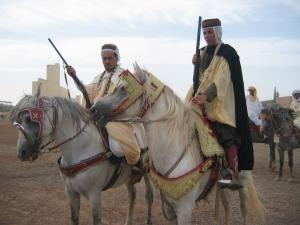 فرسان مشاركون في مهرجان فلكلوري بمدينة  طابية