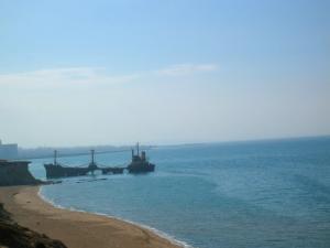 Épave d'un bateau sur la côte de Mostaganem