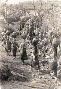 Un groupe de femmes revient de la fontaine.