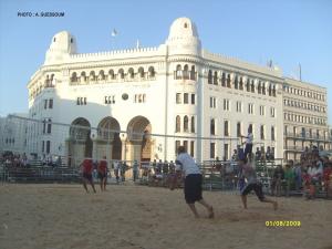 ملعب الكرة الطائرة على الشاطئ المقابل لمركز بريد الجزائر العاصمة