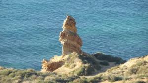 Un Rocher sur la Côte de la commune de Ouled Boughalem