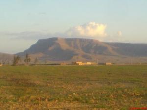 Une imposante montagne dans la périphérie de Msila