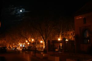 صورة ليلية للساحة الرئيسية بمدينة  تلمسان