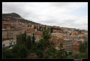 مباني عشوائية على الضفة الجنوبية لمدينة  ندرومة