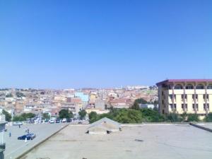 Vue centrée sur la ville de Mascara